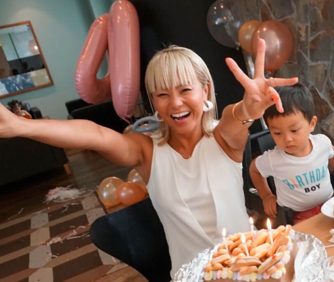 Nazukiさんのインスタグラム写真 - (NazukiInstagram)「My Birthday Party🎂🎂🎂 2019.10.8㊗️ 昼の部✨、 ママレッスンに来てくれてるママ友達とパーティしました🎉、 風船飾り付けしてくれて、可愛いアイシングクッキーにケーキ🎂🍪💕 ママになり、ママレッスンをやっていきたくさんのママに出会えてママ友も増えて繋がっていって、ほんと嬉しい😊✨ ママトークってやっぱり楽しい😭😭😭 終始爆笑でした😊 happyなひと時をほんとありがとう❣️💕 #Mybirthday #birthday #party #birthdayparty #mama #mamalife #mamafriend #誕生日 #ダンサーママ　#ママ友  #ドレスコート　#パーティ #40歳ママ #誕生日パーティー」10月10日 21時53分 - nazuki_08