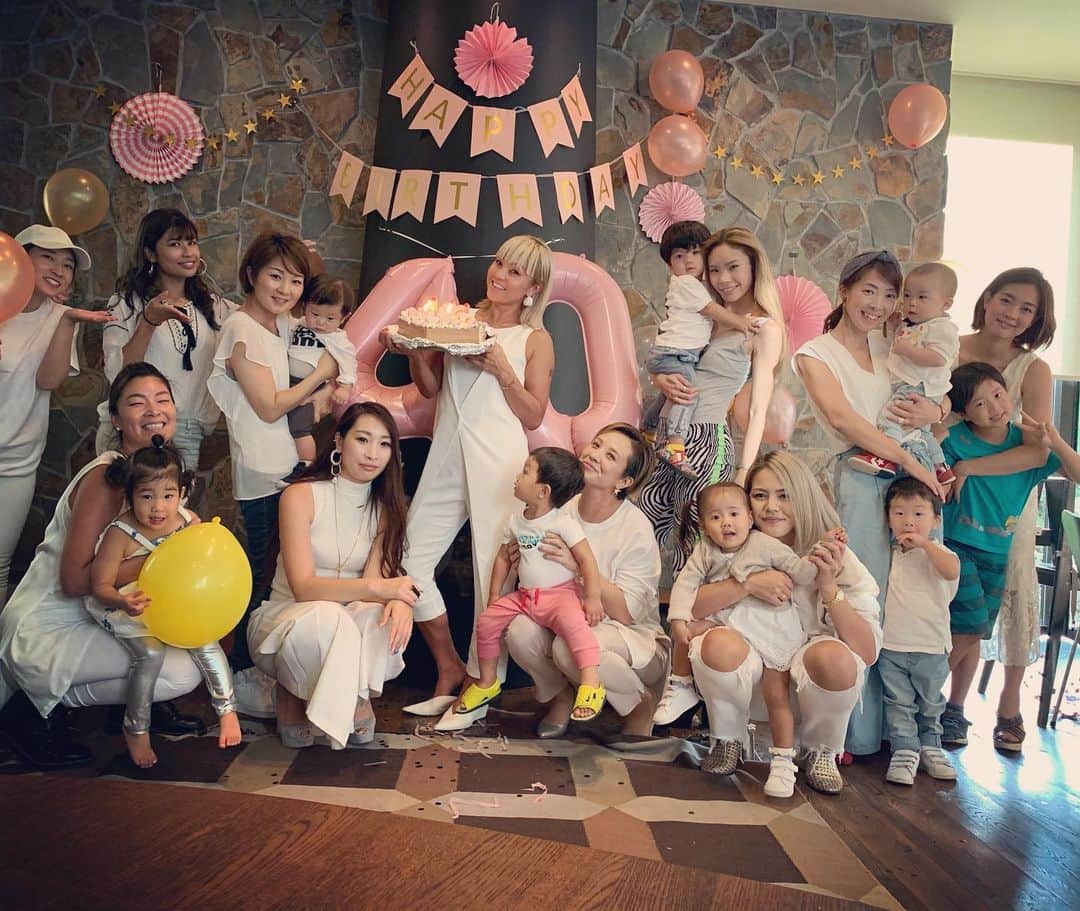 Nazukiのインスタグラム：「My Birthday Party🎂🎂🎂 2019.10.8㊗️ 昼の部✨、 ママレッスンに来てくれてるママ友達とパーティしました🎉、 風船飾り付けしてくれて、可愛いアイシングクッキーにケーキ🎂🍪💕 ママになり、ママレッスンをやっていきたくさんのママに出会えてママ友も増えて繋がっていって、ほんと嬉しい😊✨ ママトークってやっぱり楽しい😭😭😭 終始爆笑でした😊 happyなひと時をほんとありがとう❣️💕 #Mybirthday #birthday #party #birthdayparty #mama #mamalife #mamafriend #誕生日 #ダンサーママ　#ママ友  #ドレスコート　#パーティ #40歳ママ #誕生日パーティー」