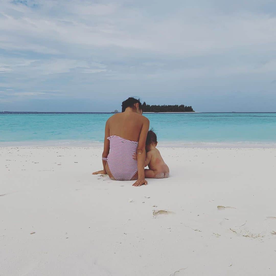 福本幸子さんのインスタグラム写真 - (福本幸子Instagram)「この世にたった一人、私を最も必要としてくれる人。The only person on the planet who literally needs me. #motheranddaughter #mommyslife #roxylife #livewild #maldives #banyantreemaldives」10月10日 22時07分 - okinawajudy