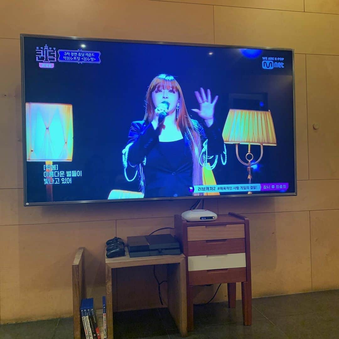 パク・ボムのインスタグラム：「효정(오마이걸)이 보내준 사진..♥️😍🙈 ❤️ # 퀸덤#queendom @dnation_official #dnation #디네이션 #박봄 #parkbom #bompark #ぼム #朴春‎#بارك_بوم##오마이걸#」