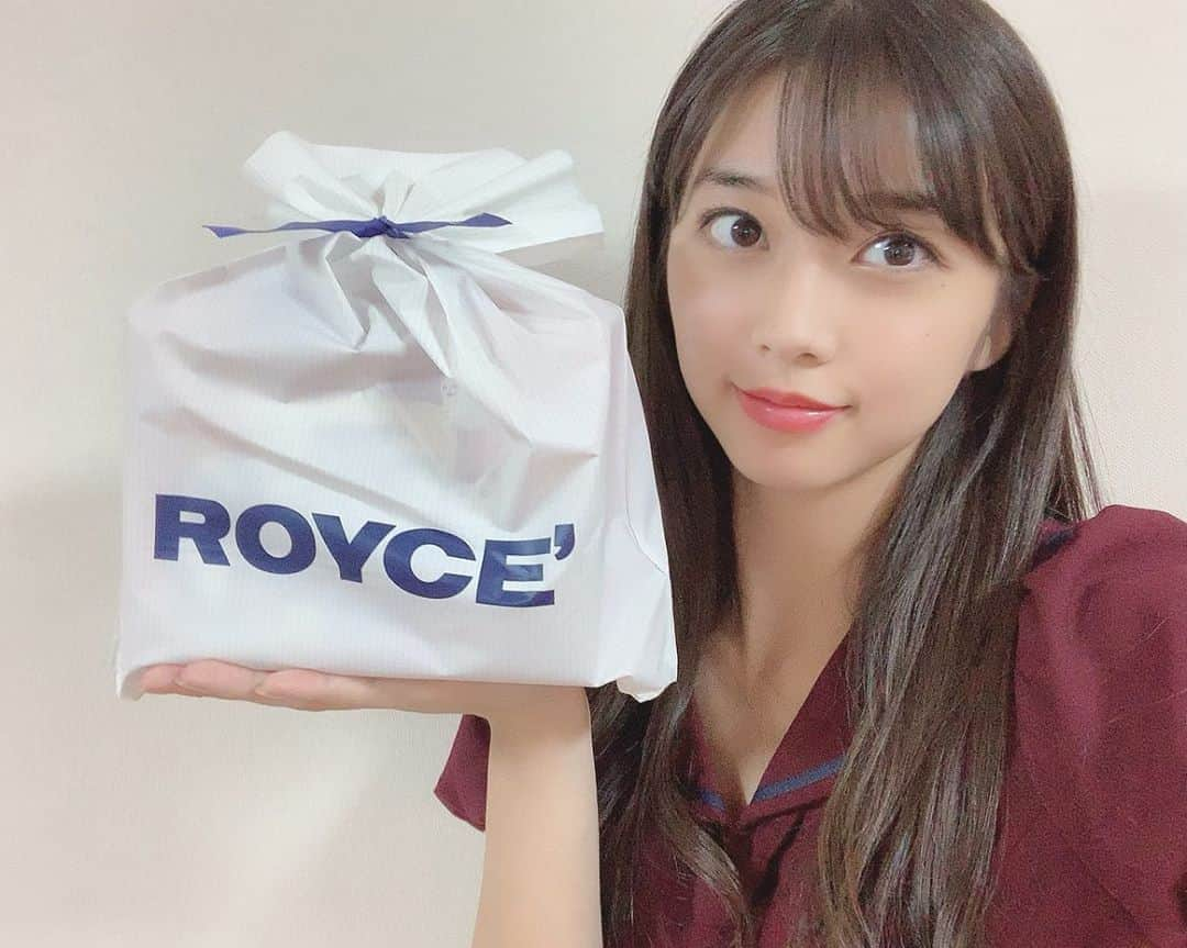 牧野真莉愛さんのインスタグラム写真 - (牧野真莉愛Instagram)「♡ ♡ 札幌のお姉ちゃんからプレゼント届きました🎁💕 ※お姉ちゃんはダルビッシュ有くんのファンです かわいいプレゼントいつもありがとう❣️❣️ ※幼稚園まりあのときから ・ バトンクッキーは母からのお土産🎁 ・ FIGHTERS FINAL GAMES 2019⚾️✨のお話 つづく ♡ ♡  #ROYCE  #ロイズ #おいしいロイズ #モーニング娘19 #morningmusume19」10月10日 22時08分 - maria_makino.official