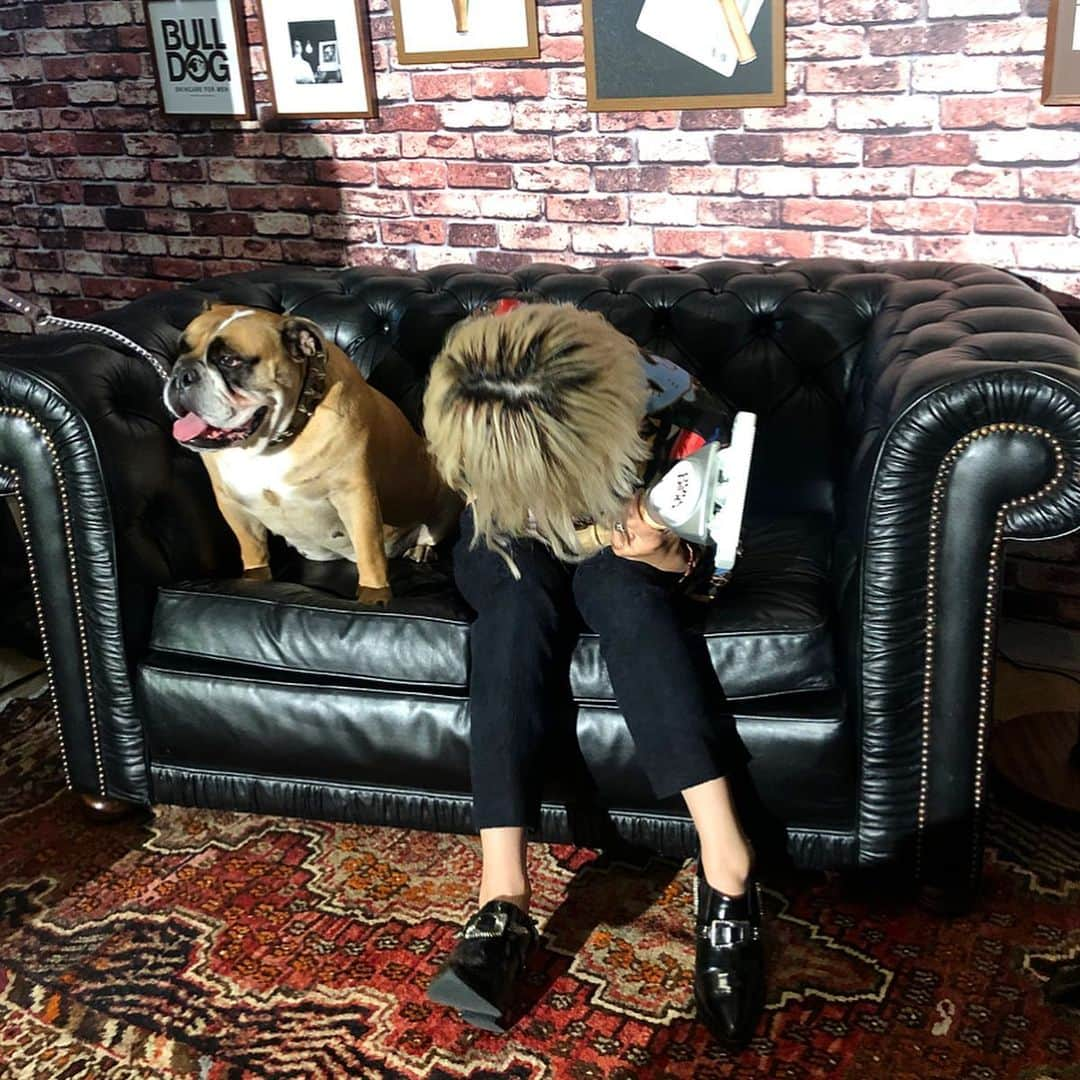 中川友里さんのインスタグラム写真 - (中川友里Instagram)「英国メンズグルーミングブランド「bulldog」🐶新製品体験パーティー🎉へ ブルドッグ創設者サイモンさんと美容界風雲児と呼ばれている高木さんのトークショー💇‍♀️💃🧖🏻‍♂️💆🏼‍♀️ 意識高いメンズがたくさんいらっしゃって女性目線でも勉強になる良い会でした💁‍♀️💁‍♀️‼️🎯 見た目いかつめのブルドックちゃんも横に座ると大人しいしジェルとルマン犬🐩だったな🧔❤️🌹 #ブルドッグスキンケア #バンブーホルダー」10月10日 22時13分 - darayunya