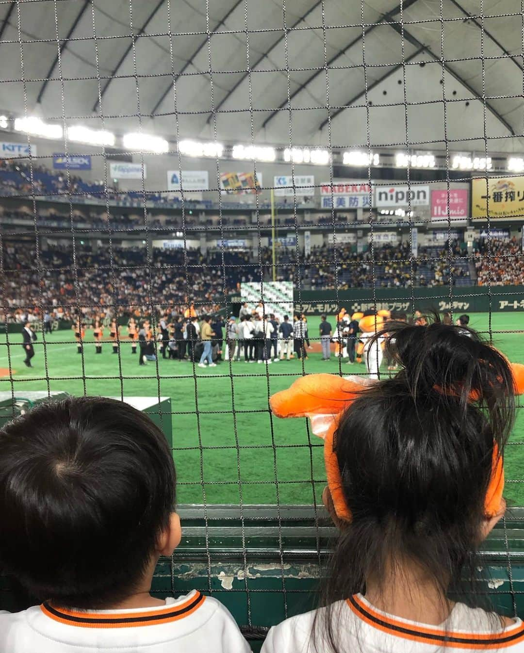 ゆしんさんのインスタグラム写真 - (ゆしんInstagram)「⚾️ 昨日はとんだ粋なサプライズが。 セ・クライマックスシリーズの大切な開幕戦で長年の友人、山口俊選手がカバーした裸〜Nude〜の楽曲を登場曲と打席でも流してくれたの〜。本間夫婦揃ってどんなサプライズなん‼︎有り難いなぁと感動してると同時にお願い絶対負けやんといてーって祈ってました。 曲かけて負けたって言われたらかなんし笑 だけど結果は最高のおめでとう👍 なんだか友達の優しさに感謝の一日でした。 選手の皆さんも最後までファイティンです🔥 パパを見守る子供達があ〜ん愛おしい❤️ ． ． #私の曲やんって言ってるけど#あんたの曲ちゃうやん#笑#vovotau#さんの#カバー#です#裸nude#本間ええ加減にして#私#セリーグ#クライマックスシリーズ #読売巨人軍#山口俊#こと#しゅんころ#ありがとう#腰抜けかけた」10月10日 22時10分 - yushin0725