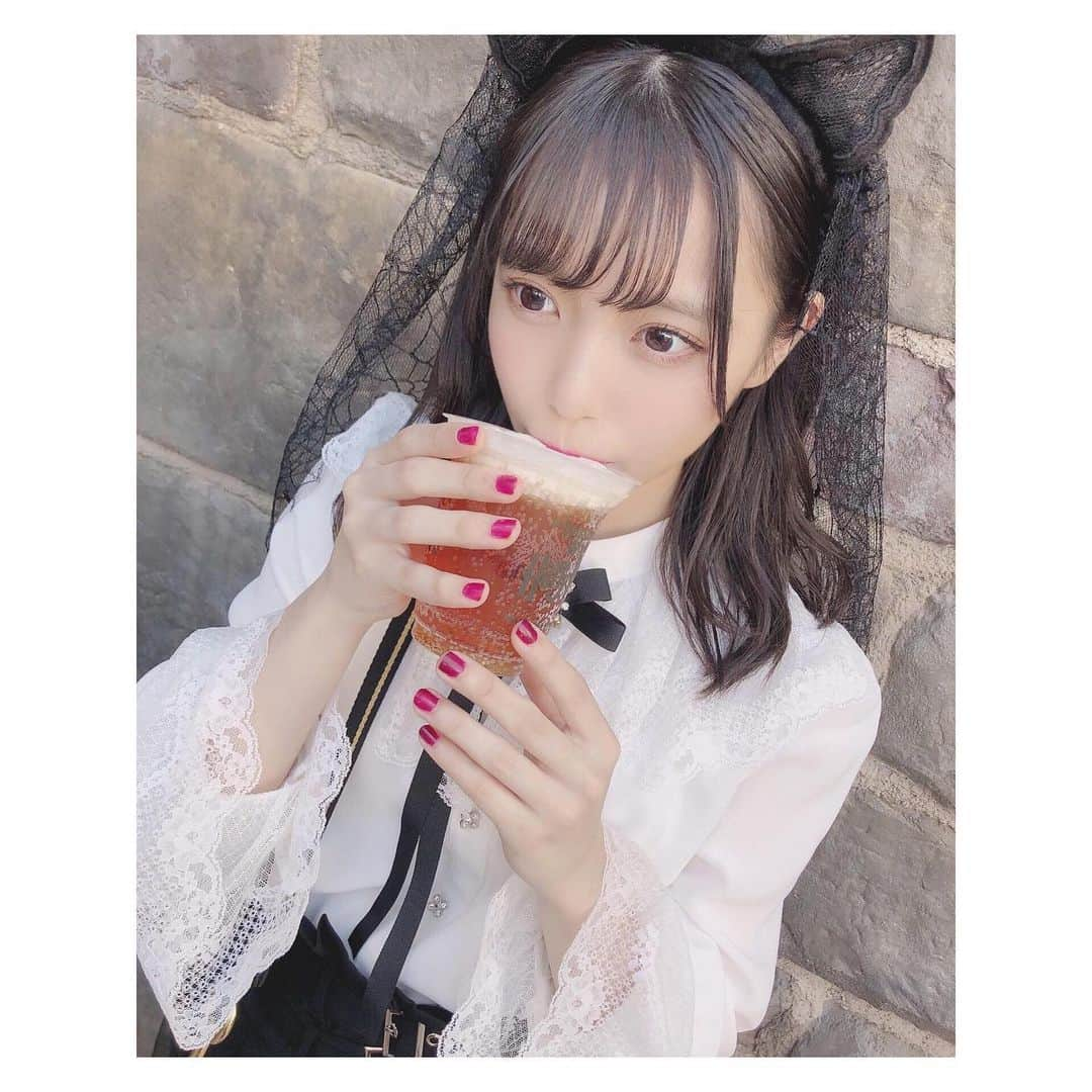 岩田陽菜さんのインスタグラム写真 - (岩田陽菜Instagram)「#ユニバハロウィン してきた〜！！！❤︎﻿👻🎃🧟‍♀️❤︎ #たまぴよ で！！！﻿🐇🐥 ﻿ 今日からもうお腹いっぱいってなるぐらい#ユニバ の画像ですが許して〜🥺❤︎﻿ ﻿ 今日も写真が多すぎて決められなかったよ！！！笑😂﻿ ﻿ ﻿ #仮装 #ホラーナイト #ユニバコーデ #モノトーンコーデ #猫 #cat #花嫁 #ハロウィン #Halloween #コスプレ #ハロウィンコスプレ #USJ #universalstudiosjapan #バタービール #butter #泡 #ハリーポッター #harrypotter」10月10日 22時11分 - hina_naso_stu48