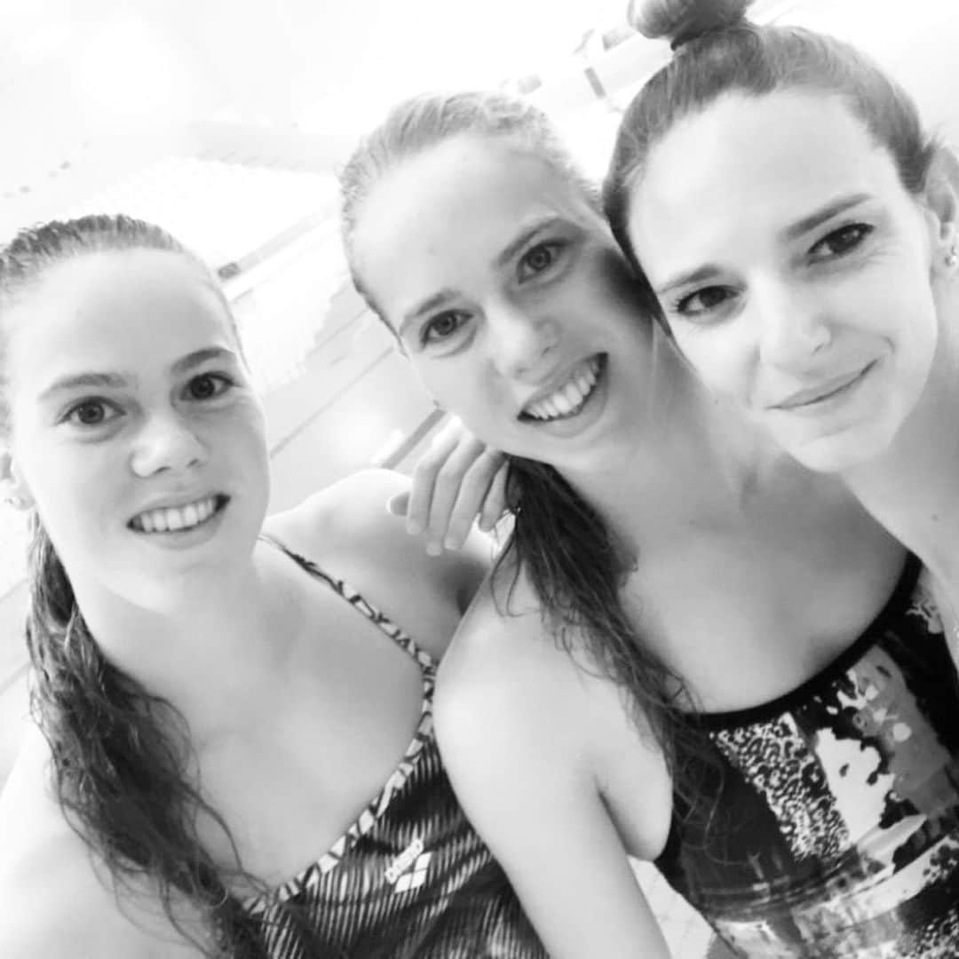 ヴィルジニー・デデューのインスタグラム：「@dutchsynchrotwins_nb 🇳🇱 🧜🏼‍♀️🧜🏼‍♀️ @bregjedebrouwer  @noortjedebrouwerx New Experience ... New Work ... it was a pleasure to work with you girls .. 💪🏼👌🏼🤗🤗💦💦 #newstep  See you soon ....!!! #1coachquisemouille #roadtotokyo2020 #jo  FELLING GOOD #partage #experience #sharing #athlete #synchrogirl #artisticswimming #synchronizedswimming #natationartisque #natationsynchronisèe #nationalteam #duet #netherlands 😘 @natationartistique @nabaiji @decathlon • • Work your body in our water Element ..!!! #passion 😉💦」