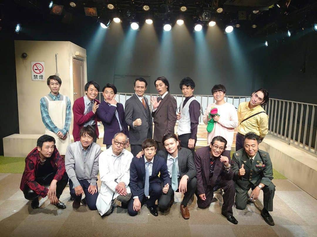 山碕薫太のインスタグラム：「舞台『オヤジインデッドリースクール』初日ありがとうございました🙇‍♂️✨終演後イベントもご参加いただきありがとうございました🥺✨毎公演イベントを開催してるのでぜひご参加下さいませ😊✨ #舞台 #オヤジデッドリー #イベント #オヤ自撮り #オヤジ #衣装 #スーツ #集合写真 #薫太」