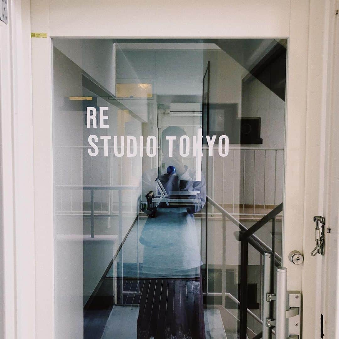 鈴木あやさんのインスタグラム写真 - (鈴木あやInstagram)「Re StudioTokyo  2019.10.10 OPEN!!✨ 本日無事にピラティススタジオ @re_studiotokyo プレオープン致しました。  Re StudioTokyoの"Re"には3つの意味を込めました。 ■Relax(リラックス) ■Release(解放) ■Reborn(生まれ変わる)  ピラティスを通して、続ける事で心も身体も変わっていく感動をお客様に届けたいという気持ちで初心を忘れずに頑張ります。  インストラクターとして4年目。来年で5年目ですが更にパワーアップ出来るよう日々自分と向き合います。  この小さなスタジオから沢山のハッピーを届けられますように。💌 stott pilates instructor＊AYA SUZUKI  #pilates #pilatesinstructor #stottpilates #ピラティス #ピラティススタジオ #インストラクター #レンタルスタジオ」10月10日 22時30分 - techitechiaya