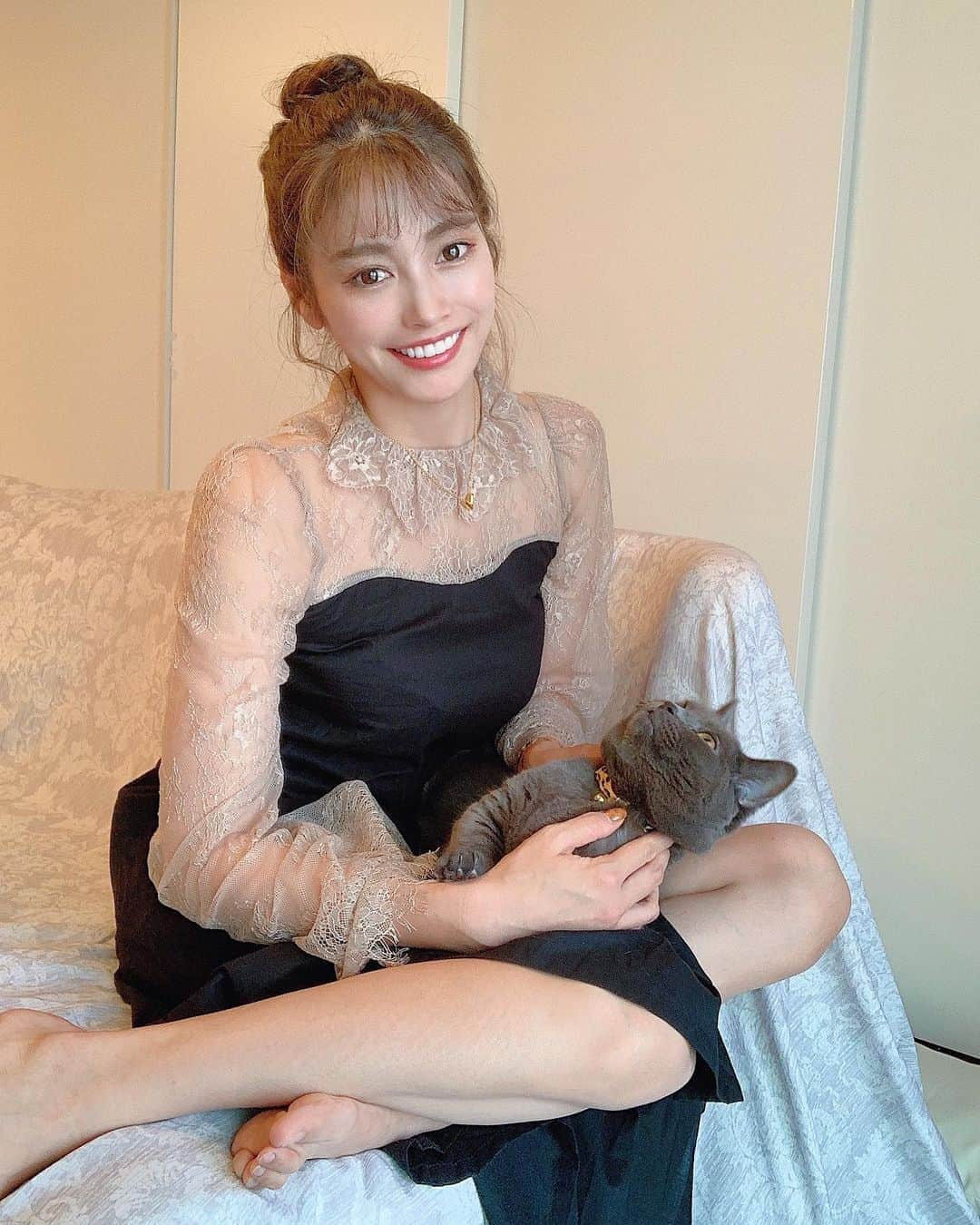 得あゆさんのインスタグラム写真 - (得あゆInstagram)「女に生まれたからには夜も可愛く生きるわ😴笑 みなさん今日もおやすみなさい😴🌙💤🐈 ・ これお洒落なパジャマなのだよ❤️ @zalzatokyo ・ ・ ・ ・ ・ ・ ・ ・ ・ ・ ・ ・ #パジャマ#夜#おやすみ#ワンピース#ワンピ#猫#ねこ#ネコ#ねこすたぐらむ#ねこ好き#ペット#可愛い#家族#彼氏#カップル#日常#インスタ映え#カメラ女子#撮影#オトナ女子#秋服#のんびり#ヘアアレンジ#ねこのきもち#cat#catstagram#munchkin#gray#japanesegirl#autumnfashion」10月10日 22時30分 - tokuayu819