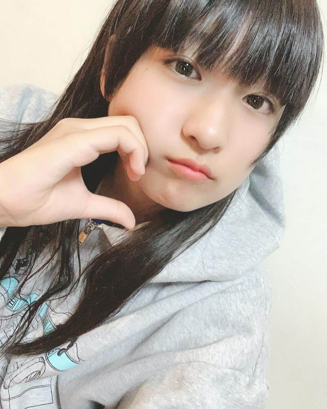 りりりのインスタグラム：「人生初カラコン(๑⃙⃘♥‿♥๑⃙⃘) 昨日初めていれれたんです！！！！ まだ入れるの慣れないのでお風呂あがりに練習でいれてみたー！ どうですか？？？？🥺 どきどき💗 写真撮ったらすぐに外してもたけど😌(まだ慣れん)  またイベントの時とか動画の時とかいれれたらやってみます🥺💗 そしてやっぱSNOWはすごい。。。(3枚目) 1.2枚目は美肌加工少ししてるSODAです！ ・ ・ #りりり #初めての #カラコン #感動 #エラ毛なし #お風呂あがり #すっぴん #パーカー #女子 #snow #新潟町会議なくなって悲しい #みんな台風気をつけてね #明日動画上がります」