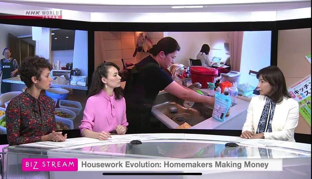 シャウラさんのインスタグラム写真 - (シャウラInstagram)「Just three women discussing the fact that Japanese men only do 15minutes of housework a day on average. WOW. Watch the latest episode of Biz Stream from the link in my profile. ３人の女性がスタジオで「なぜ日本の男性は世界的に見て家事をやらないのか」をディスカッション。最新のビズストリームはプロディールにはってるリンクからどうぞ！ #nhkworld #nhk #bizstream」10月10日 22時23分 - shaula_vogue