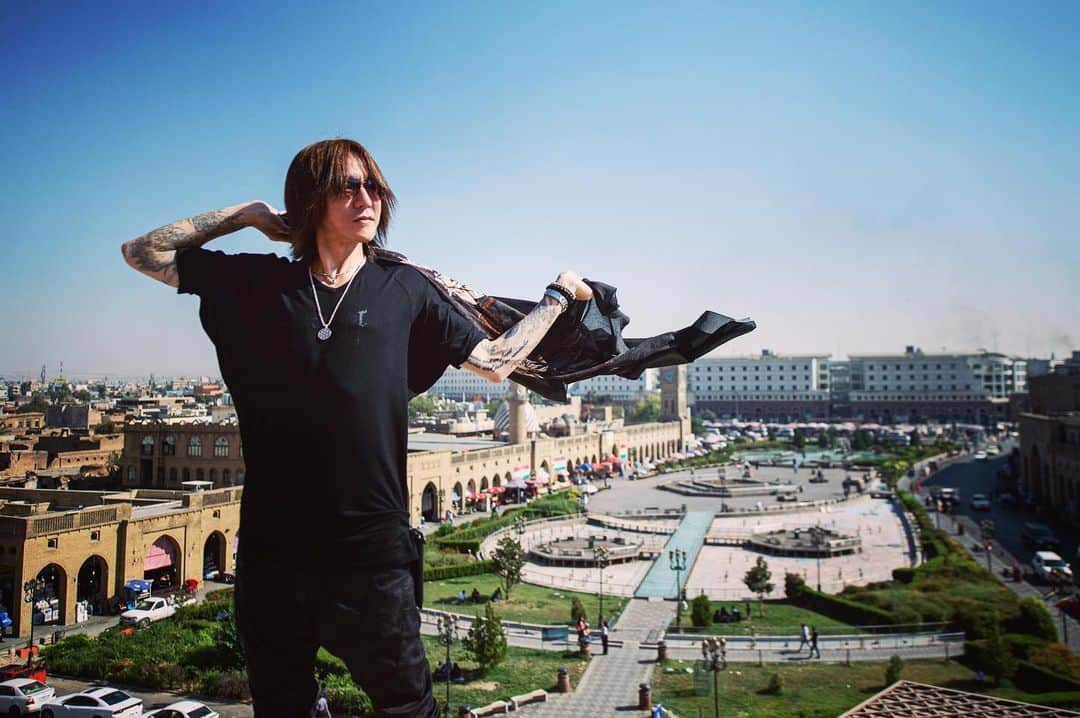 SUGIZOさんのインスタグラム写真 - (SUGIZOInstagram)「イラク・ヨルダンの旅から無事に帰国しました。 道中本当に心身共にギリギリだったため、一切書くことができなかった。。。 なので状況報告をD4Pに任せっきりにしてしまっていました。 これから一気に沢山の写真を投稿していくから、是非チェックしてくださいね。 とにかく壮絶な旅でした。そして素晴らしい旅でした。 そして見守ってくれて本当にありがとう。。。 Photo by Kotaro MANABE.」10月10日 22時23分 - sugizo_official