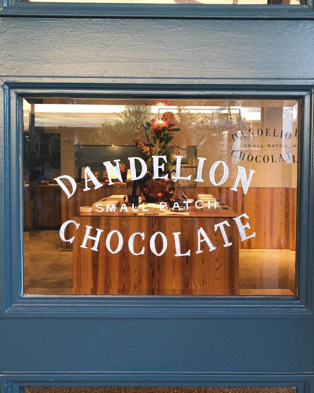 瀬戸あゆみさんのインスタグラム写真 - (瀬戸あゆみInstagram)「Bean to Barスタイルのチョコレートショップ、サンフランシスコからきた　@dandelion_chocolate_ise 🍫 日本の一号店は東京の蔵前にあって、二号点はここ、伊勢なんだって。知らなかったなあ😲  中庭のラベンダーがとてもかわいかった！ラベンダーの花って、わたしチューリップの次にすきだ。  わたしが頂いたのは動画のホットチョコレート。☕️ ほうじ茶で香り付けされていてとても軽くて飲みやすい。 オリジナルのマシュマロもふわふわで、あつあつにディップして食べると至福の時が広がる。☺️ #ええとこ伊勢 #伊勢 #伊勢観光 #dandelionchocolate」10月10日 22時23分 - setoayumi