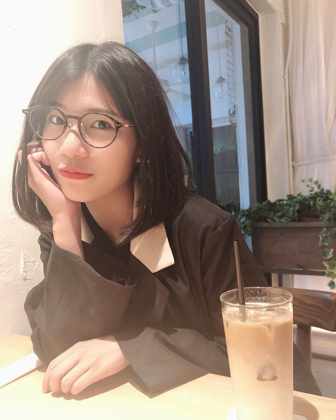 橘ひなたのインスタグラム：「💭☕️ * * 最近はコーヒー系を好んで飲むようになった。。なんだか大人になった気分🚗 ³₃ * * でも、甘々にしちゃう私は背伸びをしたいお子ちゃまかもしれない🙊💧 * * * #カフェラテ #気を使って控えめのガムシロ2つ #カフェ #カフェ巡り #お洒落」
