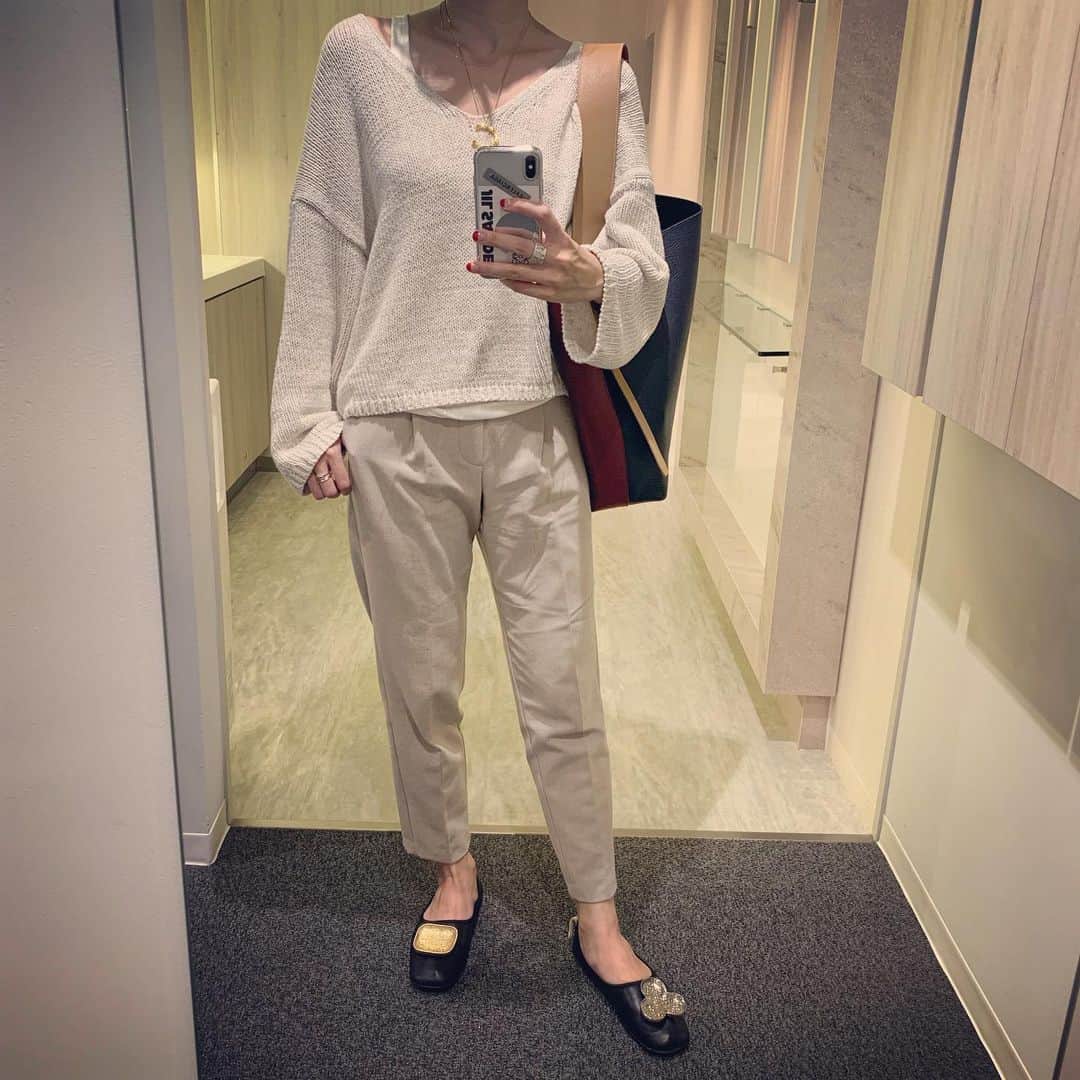 liiiiche23のインスタグラム：「・ ・ パンツがシワシワ🤣 ベージュのワントーン🐪 今年はとにかくベージュが気になる🐫❤️ ・ ・ #code #coordinate #fashion #ootd #outfit #outfitoftheday #dailylook #dailylook_jp #dailylook_japan #instafashion #instagood #zara #ザラ #ザラジョ #gu #ジーユー #ベージュコーデ #celine #celinebag #oldceline #セリーヌ #ツイステッドカバ」