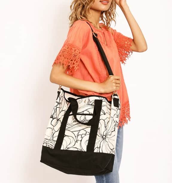 ラレイアのインスタグラム：「🌴 今夜1:59まで🧡 #楽天 お買い物マラソン開催中！ ・ 再販の予定はなかったのですが… たくさんご要望をいただき、Colleen Wilcoxアートデザインの2wayビッグバッグのモノクロタイプが再入荷！ ・ 旅行にもおすすめの大きめサイズ😍✨ ・ 毎回すぐ完売してしまうのでお見逃しなく💘 今なら #楽天 お買い物マラソンで限定クーポン配布中です！ ぜひお見逃しなく🧡 @laleia_official  @colleenwilcoxgallery_jp  #colleenwilcox#art#hawaii#aloha#surf#beach#laleia#ハワイ#フォトジェニック#インスタ映え#インスタ女子#アロハ#ビーチ#海を感じる雑貨#ラレイア#アート#ビーチガール#サーフスタイル#大人カジュアル#旅行#トラベラー#タビジョ#コリーンウィルコックス」