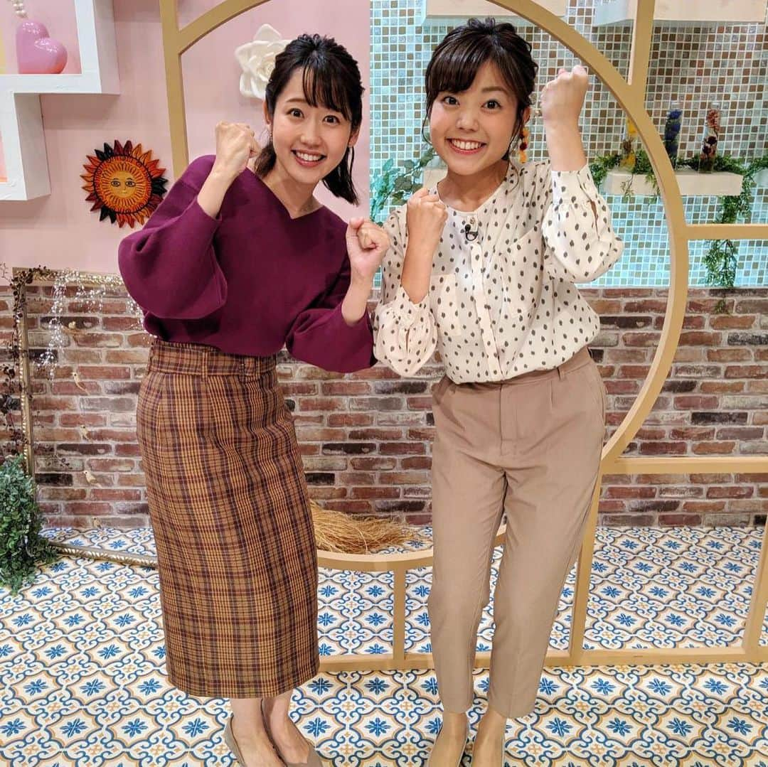 田村友里さんのインスタグラム写真 - (田村友里Instagram)「. 10月からスタートした、 イマなまっ！木曜コーナー『花よりガッツ』 2回目の本日は in尾道 でした😊 今回も予測不能、まさか青山先輩のご実家にお邪魔するなんて、、とにかくとっっっても楽しかったです😭 温かく迎えてくださった尾道の皆様！ ほんとにありがとうございました！！✨ . さて！明日は蒲刈島にロケに行きます！！ 今回ももちろん、台本なし！アポなし！あるのはガッツのみ！！！どうなるかほんとにわかりません。 蒲刈島の皆様、ぜひ見かけたら声をかけてください！ そして美味しいもの、面白いもの、ステキな人、、 ぜひたくさん教えてください👂😆 . #rcc #rccテレビ #イマなまっ！ #花よりガッツ #河村綾奈 アナウンサーと📸 #大先輩です😭✨ #新人アナウンサー #田村友里 #蒲刈島の皆様どうかよろしくお願い致します🙇」10月10日 22時31分 - yuri_tamura0894