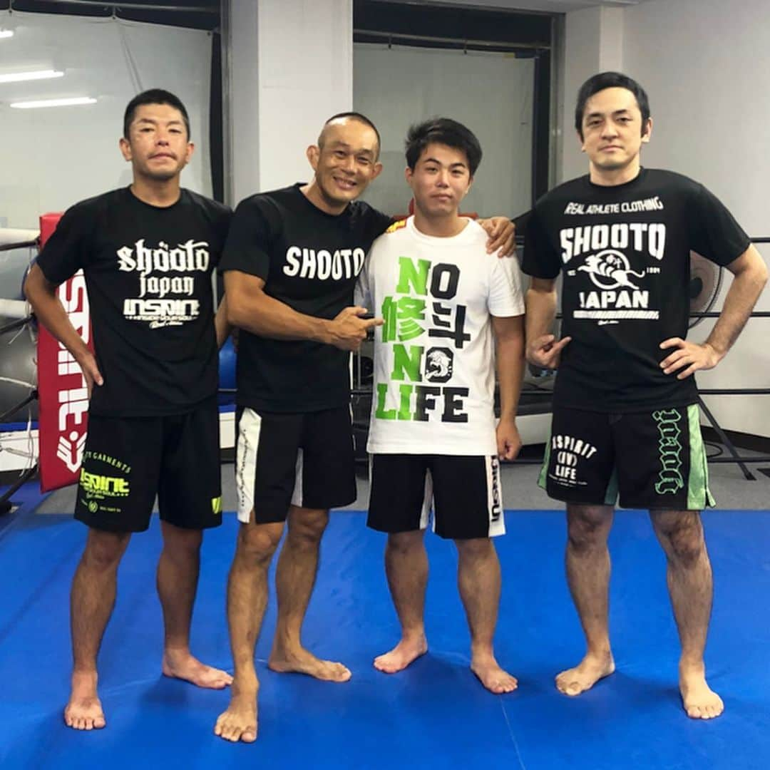 佐藤ルミナさんのインスタグラム写真 - (佐藤ルミナInstagram)「何の申し合わせもなく皆別バージョンのSHOOTO Tシャツ！（やらせ無し）新作も通販開始してますので協会オフィシャルweb shopを覗いてみて下さい👉 https://shooto.official.ec/  #shooto #catchwrestling #mma #jiujitsu #rootsgym #workout #秋の入会キャンペーン実施中」10月10日 22時40分 - ruminasato