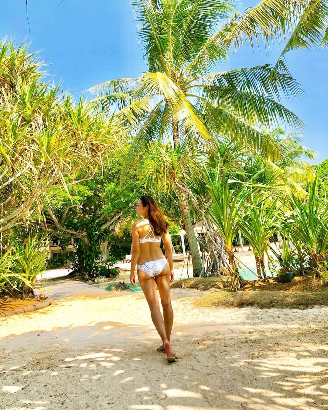 石田美奈子のインスタグラム：「𝔹𝕖𝕒𝕦𝕥𝕪 𝕤𝕒𝕝𝕠𝕟. . 旅行で更に#日焼け してしまったので、#salonvary @salonvary_official に駆け込み💆🏻‍♀️ . 日焼けするとどうしても肌の水分量が奪われてしまいますが、#水玉リフティング でぷるぷるにしてもらいました😊 受けた後の潤いと#化粧ノリ の良さには毎回感動します！✨ #ハイパーナイフ とのセットでフェイスラインもキュッと引き上がるので、痩せてないのに「痩せた？」と言ってもらえる☺︎ . 今回は首にも水玉リフティングをやっていただきました♫ 急激に日焼けをしたら、首に小さいホクロみたいなポツポツがたくさん出てきてしまって💦 それを相談したら、「改善されると思いますよ」と言っていただいて(⑅ˊᵕˋ⑅) 本当に1回で違いがわかるくらい改善されたんです！ そして、若干気になっていた首のシワまで薄くなった気がします😍 これは継続決定♡ . #ニキビ跡 や#アトピー 肌、#赤ら顔 にも効果的なんだとか✨ 人それぞれコンプレックスがあると思いますが、#エステ でコンプレックスが改善されるのは本当に嬉しすぎる♡ 首もしっかり#保湿 するように教えていただいたので、顔と同じようにケアし始めました☺︎ ポツポツなくなれ〜👋 . ✈️ → #minako_trip 💆🏻‍♀️ → #minako_beauty . #アラサー美容 #恵比寿エステ #小顔 #リフトアップ」