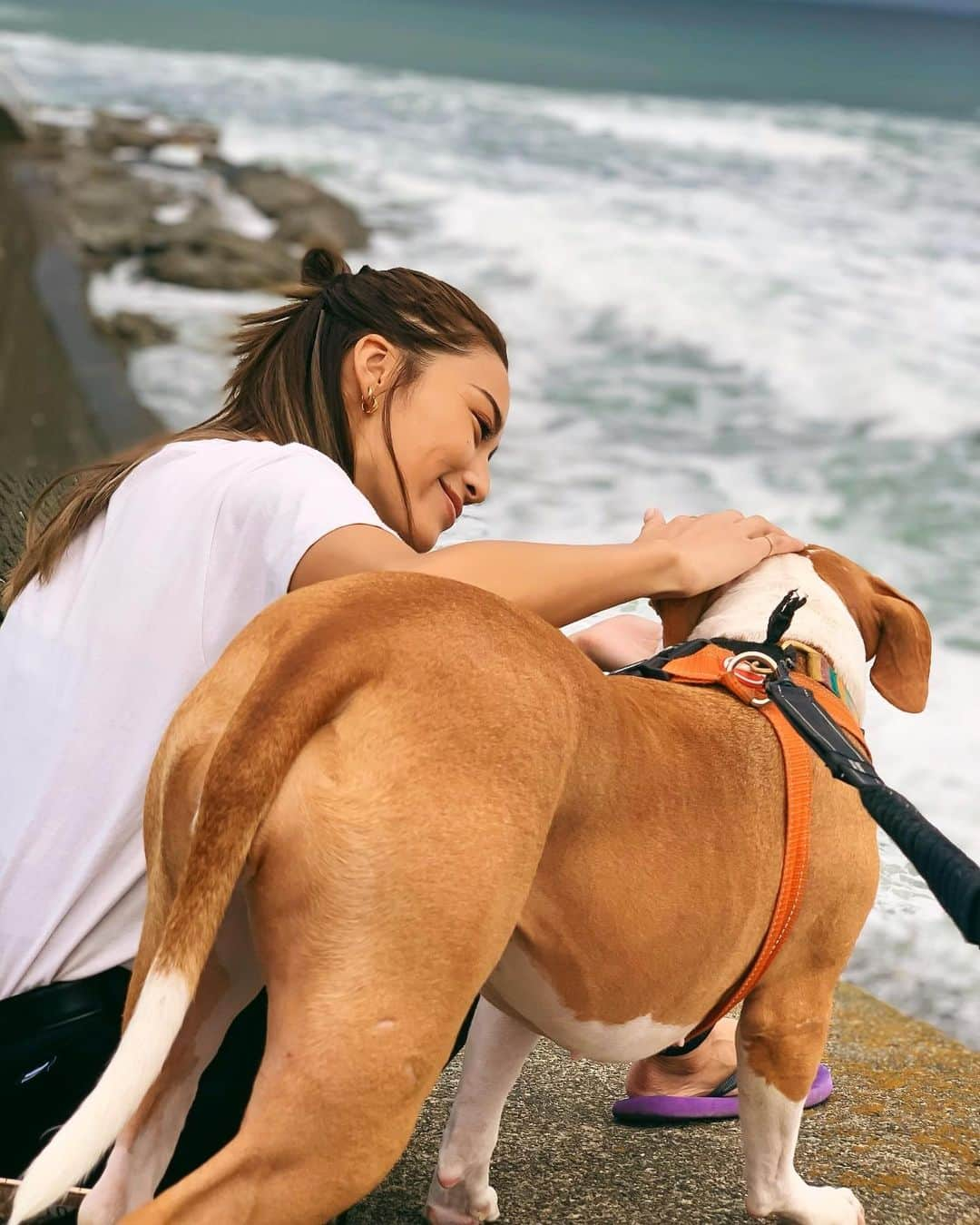 中島ケイカさんのインスタグラム写真 - (中島ケイカInstagram)「今日の始まりは少し躓いたけど でも大好きな人達の所に行ってスペシャルな時間を過ごしたんだ！ . 何気ない休日だけど都会から離れると自分らしさを取り戻せて一緒にいる人達も同じフィーリングで過ごせて、凄く幸せな時間だった✨🌞 . . 海でアーシングした時は泣きそうになるくらい 癒されたし海が好きで好きすぎて私は海の中に住みたいくらい好き！！！w . その後は、かて飯食べに行って可愛いピットブル親子と散歩して💕 . すっごい最高な時間を過ごした後は親友とデートして✨ . いい気持ちで帰宅したら無くした物を見つけたんだ♥️ . 引き寄せた✨✨✨ . 学びと気づきの1日。 感謝でいっぱい🙏🏽🌍 . @tatsutore  @hidetore  @wakana.721」10月10日 22時56分 - kathy_tan529