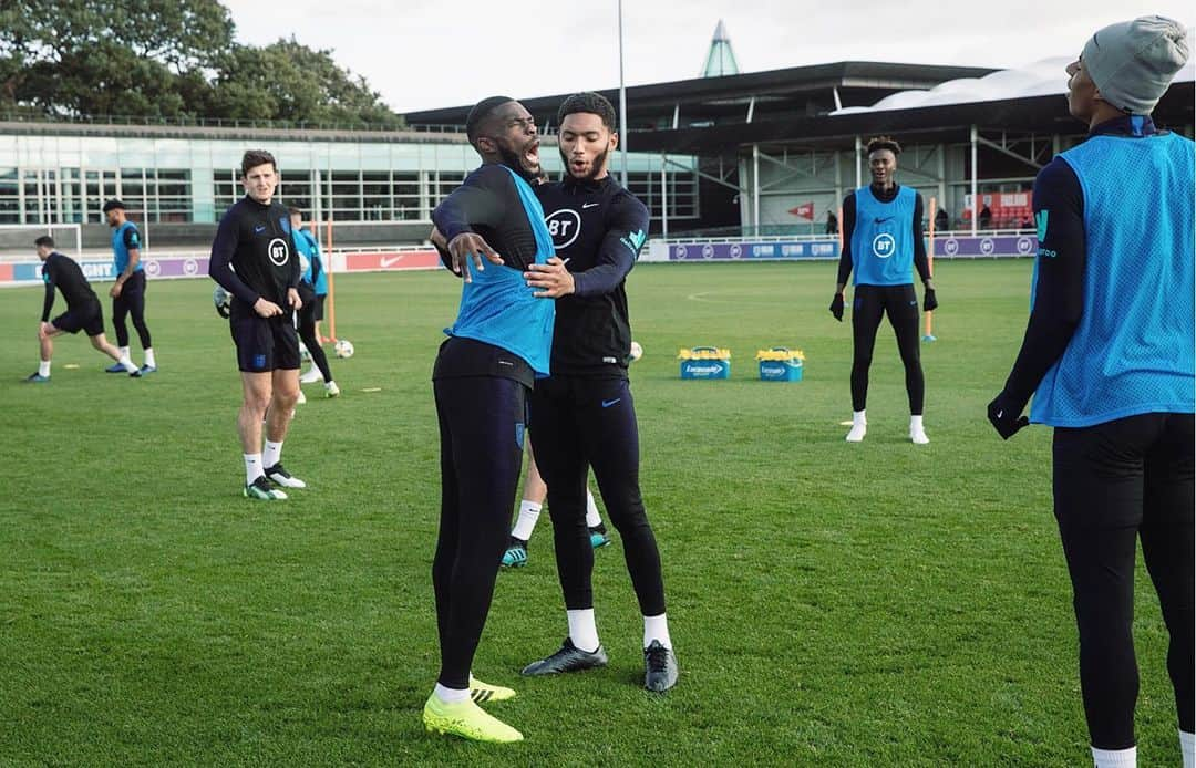 ジョー・ゴメスさんのインスタグラム写真 - (ジョー・ゴメスInstagram)「Got the ball & @fikayotomori a lil bit 😂👊🏽 @eddiekeoghphotos 📸」10月10日 22時58分 - joegomez5