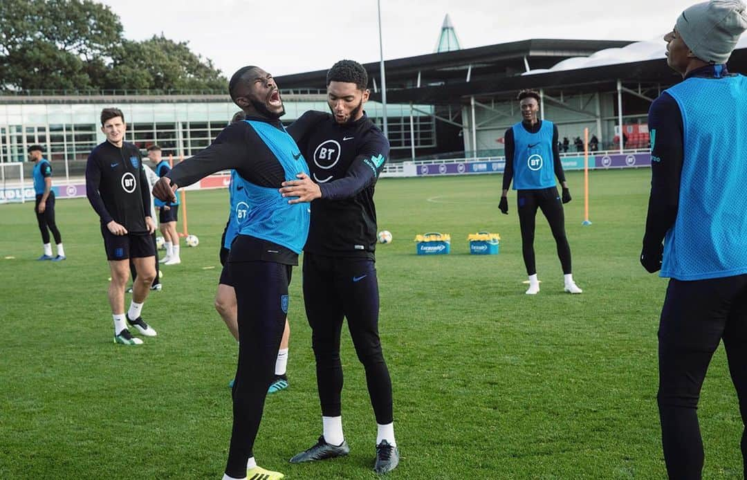 ジョー・ゴメスさんのインスタグラム写真 - (ジョー・ゴメスInstagram)「Got the ball & @fikayotomori a lil bit 😂👊🏽 @eddiekeoghphotos 📸」10月10日 22時58分 - joegomez5