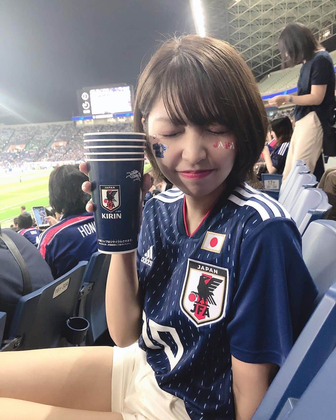 井上紗希さんのインスタグラム写真 - (井上紗希Instagram)「ずっと楽しみにしてた﻿ #日本代表　戦🇯🇵﻿ ﻿ 3点入れてくれたら感動やなぁ﻿ って思ってたのにまさかの6-0﻿ ﻿ それを間近に見れたのが感動やし﻿ スポーツ観戦、好きすぎる！﻿ パワーがすごい。私も頑張る！  #モンゴル　#サッカー　#日本 #中島翔哉 推し(笑) #日本代表戦 ⚽️ #ユニフォーム女子」10月10日 23時01分 - peppe718