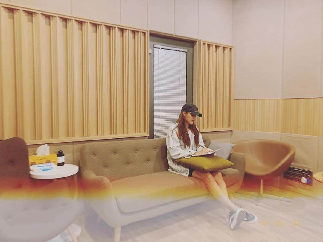 ヘジョンのインスタグラム：「그 땐 긴장해서 몰랐는데 밤을 맘으로 불렀네 ㅜㅠ 힝 죄송해용  우리 아가 민니 잘해또❤️ #퀸덤 #민니 #혜정 #아아」