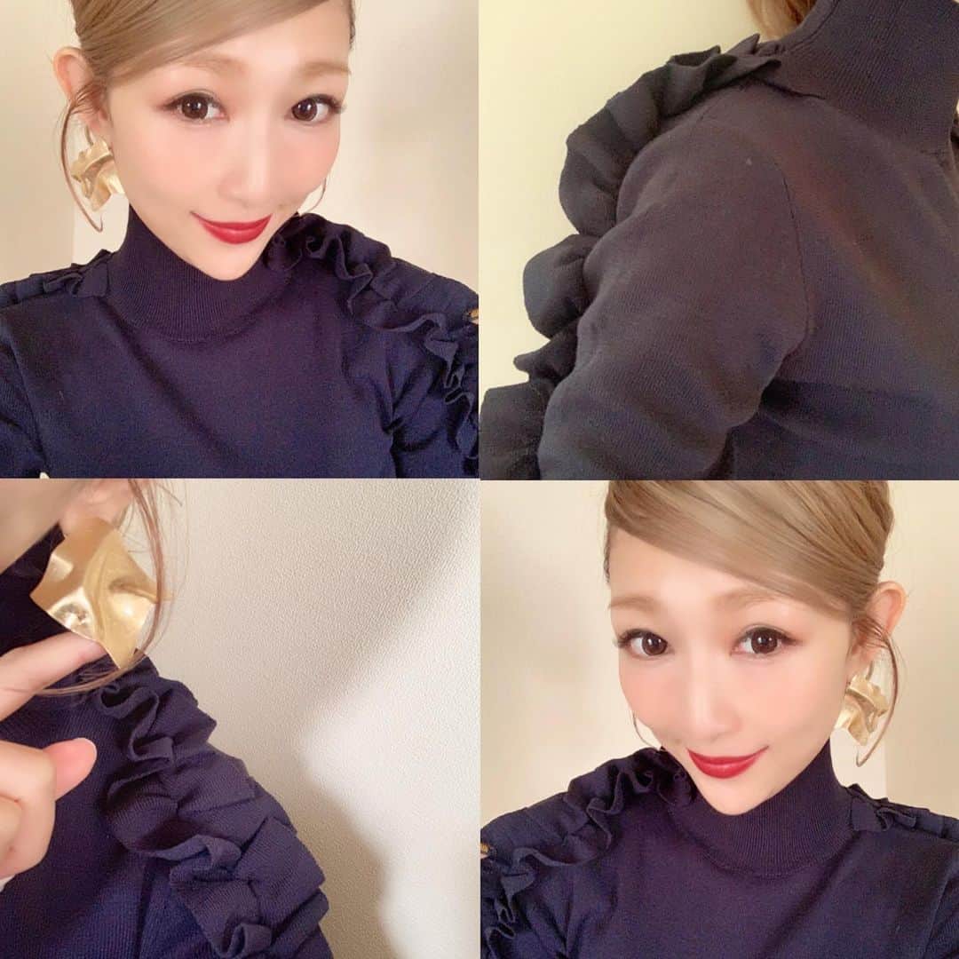 のインスタグラム：「Leory x EBLOA（レオリーエブロア）のアシンメトリーフリルトップス♡ & 変形プレートピアス  右サイドは前に左サイドは後ろにフリルが🥰  会う人会う人に褒められトップス♬  ピアスもアクセントに💕  恵比寿アトレでPOP UP期間中にまたお買い物行きたいな♬  #leoryxeblóa  #レオリーエブロア#ファッション#コーディネート#フリルトップス#フリル#ネイビー#ピアス#ゴールド#変形プレート#ファッション好き#coordinate#コーディネート#ootd #instafashion #instagram#instaphoto」