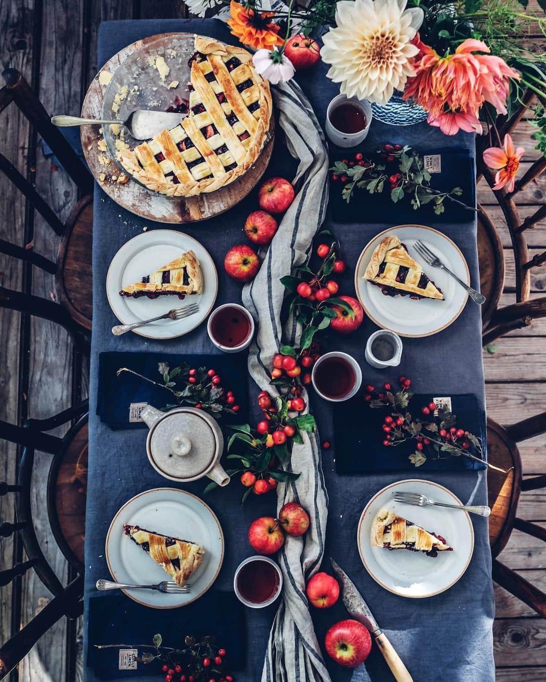 Our Food Storiesさんのインスタグラム写真 - (Our Food StoriesInstagram)「Werbung|Advertisement We teamed up with @lovely.linen again to show you more of their beautiful linen collection ✨ All linen products that you can see in the pictures are from lovely linen - they were the perfect addition to our cozy and autumnal greenhouse gathering 🌿✨ We wish you all a lovely day guys! #lovelylinen _____ #tablelinen #tabledecoration #tablesetting #greenhouselove #fellowmag #verilymoment #glutenfreerecipes #glutenfri #glutenfrei #foodphotographer #autumnmood #autumnvibes #pierecipe #glutenfreepie #simplejoys」10月10日 23時12分 - _foodstories_