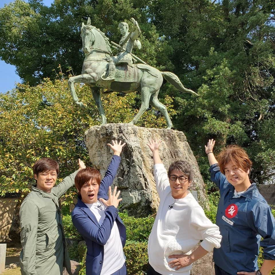 田村淳のインスタグラム：「地元ロケ 後輩のニブンノゴと一緒に 楽しい旅だったなぁ わやしたなぁ^_^ この中の誰がわやしたでしょうか？  #九州朝日放送 #わや #淳のわや旅」