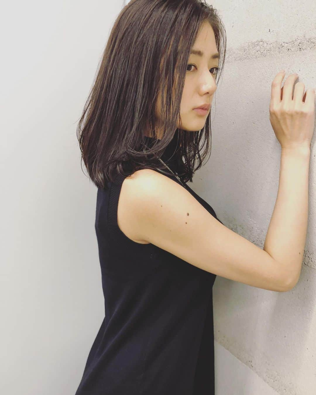 片山萌美さんのインスタグラム写真 - (片山萌美Instagram)「FONS'にて 髪を切ってセットしてもらい写真タイム。 2枚目は写真撮るからってブローしていただき美しく見える髪。笑  #fons' #堀川智明  さん #片山萌美」10月10日 23時18分 - moet_mi