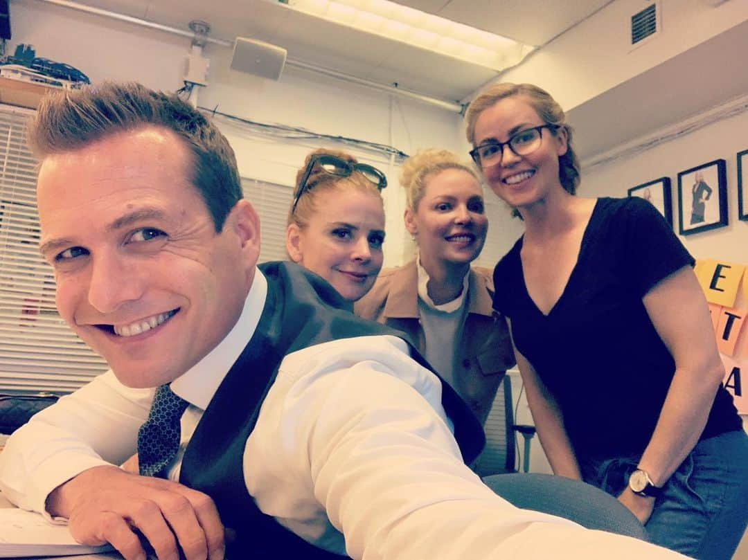 アマンダ・シュルのインスタグラム：「#TBT. I call these:  Photo 1: “Harvey and his Suitresses”  Photo 2: “The O.S” (Original Suits). Now open and accepting caption suggestions. #Suits #suitsseason9」