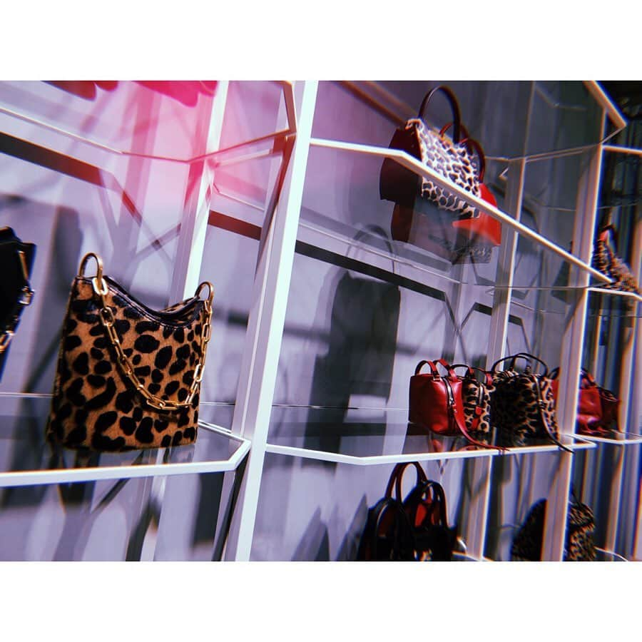 松井貴香さんのインスタグラム写真 - (松井貴香Instagram)「- - GIANNI CHIARINI GINZA 1st anniversary party🥀🥂 - - ご招待いただいて 可愛い妹達と遊びに行ってきました♪ - 私はトレンドのレオパード柄のbagを ヘビロテ中です🐅♡ - - #1009 #ジャンニキアリーニ #お気に入りバック #レオパード #りかりこきこ #りかりこ #giannichiarini  #bag #italy  #party #instagood」10月10日 23時28分 - kiko414_m