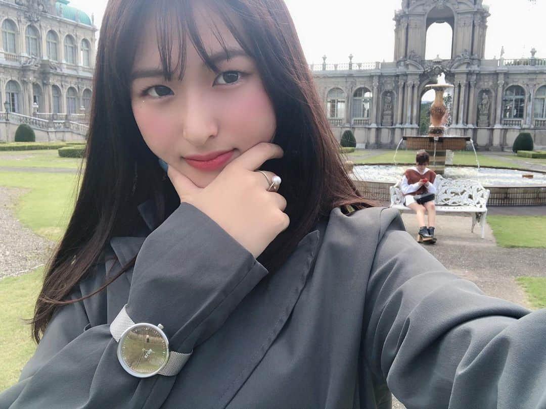 渡邊菜々さんのインスタグラム写真 - (渡邊菜々Instagram)「・ ✨🏰 ・ 質問きたけどこの時計ミラーになってるの！！ 便利だよ〜リップ落ちてないかすぐ確認出来ちゃう💄笑 ・ #有田ポーセリンパーク#ツヴィンガー宮殿#✨🏰 #佐賀#佐賀旅行#🥀 #渡邊菜々#わたなな#🌻 #時計#ミラー#スマホケース#ミラー #めっちゃミラー好きな人みたいじゃん笑 #コメント沢山まってる#🥀」10月10日 23時36分 - watanana1225