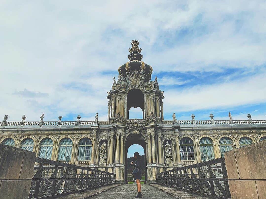 のインスタグラム：「・ ✨🏰 ・ 質問きたけどこの時計ミラーになってるの！！ 便利だよ〜リップ落ちてないかすぐ確認出来ちゃう💄笑 ・ #有田ポーセリンパーク#ツヴィンガー宮殿#✨🏰 #佐賀#佐賀旅行#🥀 #渡邊菜々#わたなな#🌻 #時計#ミラー#スマホケース#ミラー #めっちゃミラー好きな人みたいじゃん笑 #コメント沢山まってる#🥀」