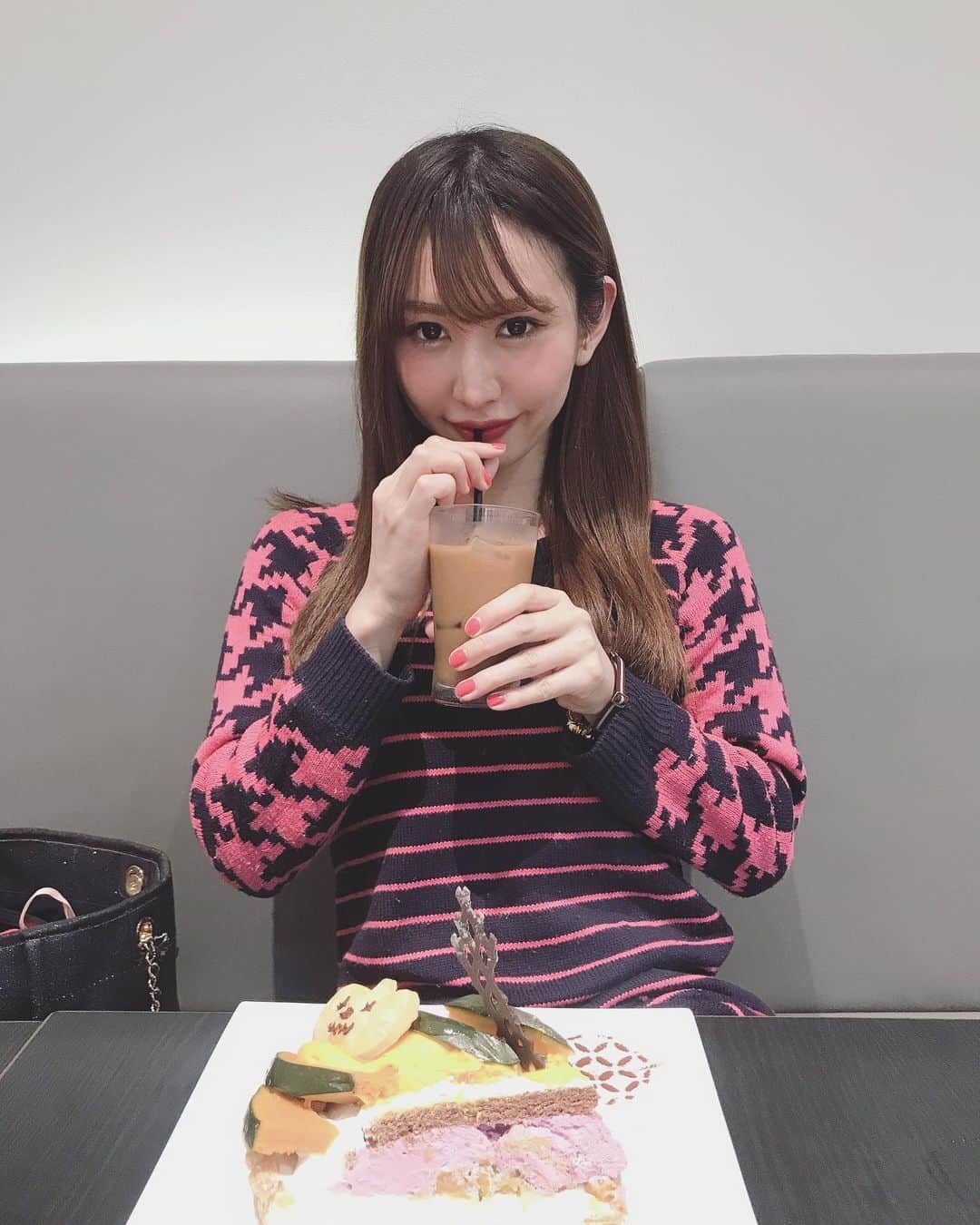 橘芹那さんのインスタグラム写真 - (橘芹那Instagram)「.﻿ .﻿ .﻿ . #池袋 #カフェコムサ #cafetime #☕ ﻿ . #ジャックオーランタン ﻿ . #ハロウィン限定ケーキ ﻿ .﻿ . #インスタ映え 用に藍ちゃんの #ケーキ﻿ . のが可愛かったから借りた🤫笑﻿ .﻿ . 芹那が頼んだケーキはなんか写真と違かった😣﻿ . カットの仕方が下手くそだしーっ🤦‍♀️💦﻿ . #柿のケーキ で味はそこそこ美味しかった😋✨﻿ . ﻿ #instagood#instafood#tokyo#cafe#cake#yummy」10月10日 23時37分 - serinyangram