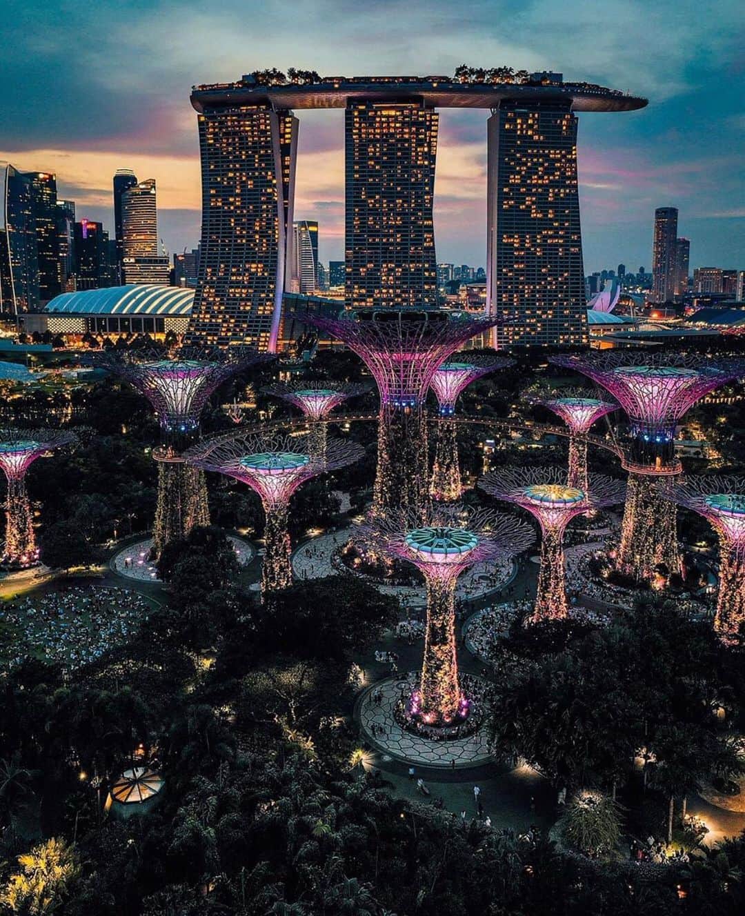 Earth Picsさんのインスタグラム写真 - (Earth PicsInstagram)「A beautiful light show at night in Singapore 🇸🇬 by @kevouthere」10月10日 23時38分 - earthpix