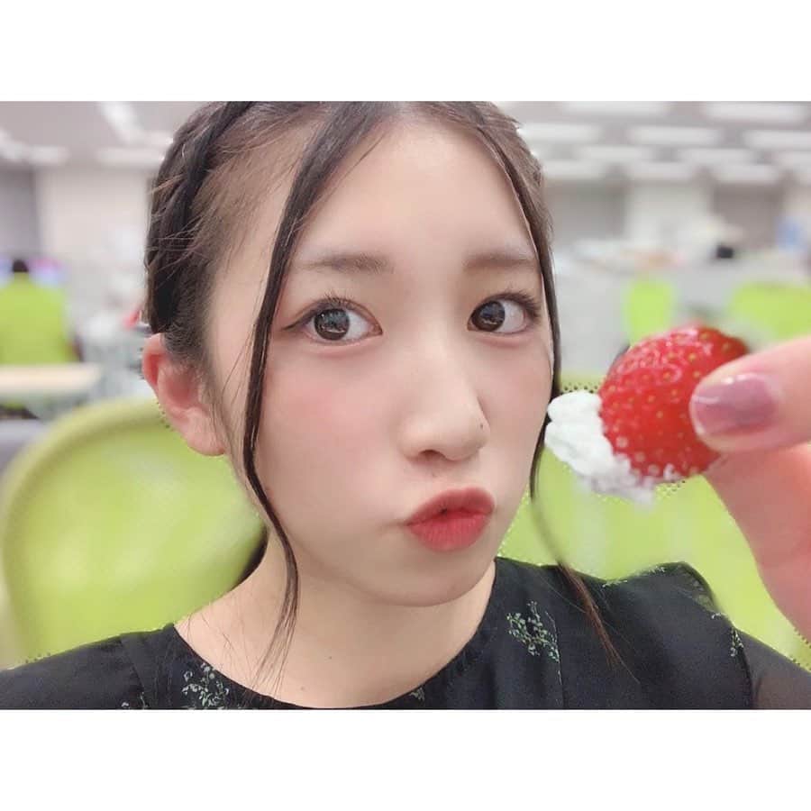 加藤一華さんのインスタグラム写真 - (加藤一華Instagram)「. いっちーご😋🍓🍓🍓 . #me #girl #strawberry #いちご」10月10日 23時42分 - ichika_kato