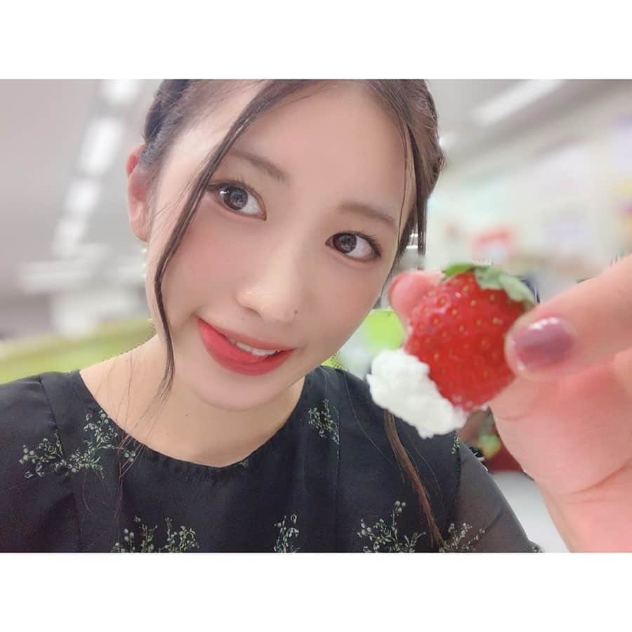 のインスタグラム：「. いっちーご😋🍓🍓🍓 . #me #girl #strawberry #いちご」