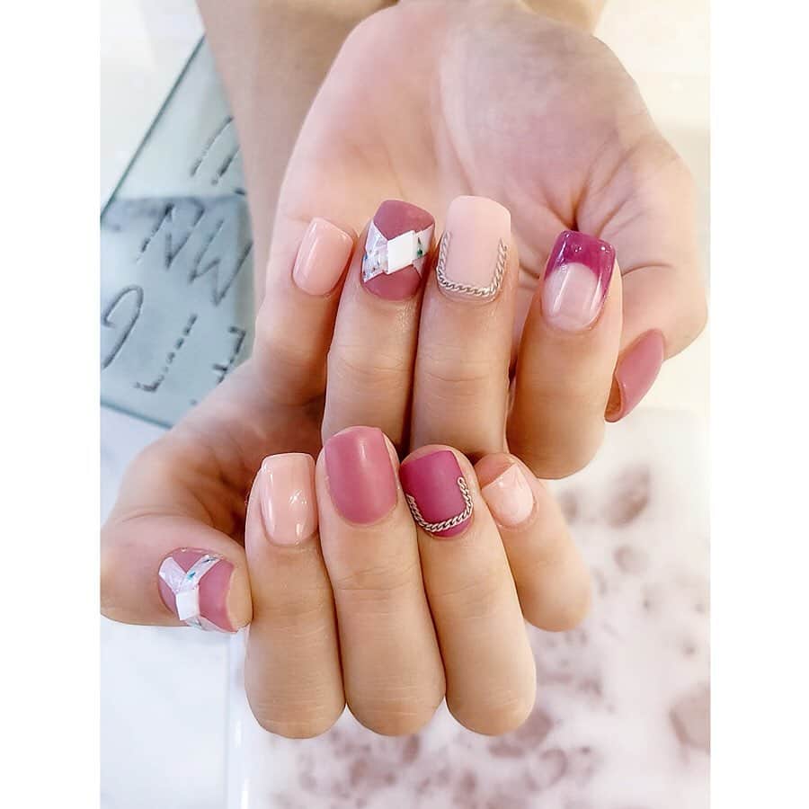 のインスタグラム：「ベリーショートで可愛い💗🧁﻿ 今月のマンスリーアートからお選びいただきました♪﻿ ﻿ daisy ribbon → ¥11,000税込﻿ [ fit in total / トライアル プラン］﻿ ﻿ スタッフ @mdanail_ai でご予約受け付けております。﻿ 🧁画像6.7枚目はAiの担当ネイル﻿ サンプルもお客様ネイルも可愛い👍﻿ ﻿ I made ribbon nails with a super cute berry short!﻿ ﻿ _______________________________﻿ 💜🧡ご予約受付中💜🧡﻿ ご予約はプロフィールのURLから直接ご予約頂けます。﻿ 🎃初回キャンペーン﻿ 🎃メンバー様やネイリスト様  キャンペーンございます！﻿ カード各種ご利用頂けます⭐️﻿ _______________________________﻿ ﻿ #リボンネイル #ピンクネイル #ショートネイル  #daisy #daisyribbon #pinknails ﻿  #mdanail #mdamayu﻿ #nailstanail #nails #nailarts #gelnails #lovenails  #trendnails #韓国ネイル #オルチャンネイル #美人ネイル #個性派ネイル #上品ネイル #ネイル #ネイルアート#大人ネイル #おしゃれ #ファッション #秋ネイル #ジェルネイル #ジェルネイルデザイン﻿ #ネイルサロン銀座 #銀座ネイルサロン﻿ #ご予約受付中 ﻿ daisy ribbon ネイルは動画アートレッスン配信中です🌟﻿ @miroom_official ﻿ @art_of_vibes ﻿ ﻿ check it ! ♡」