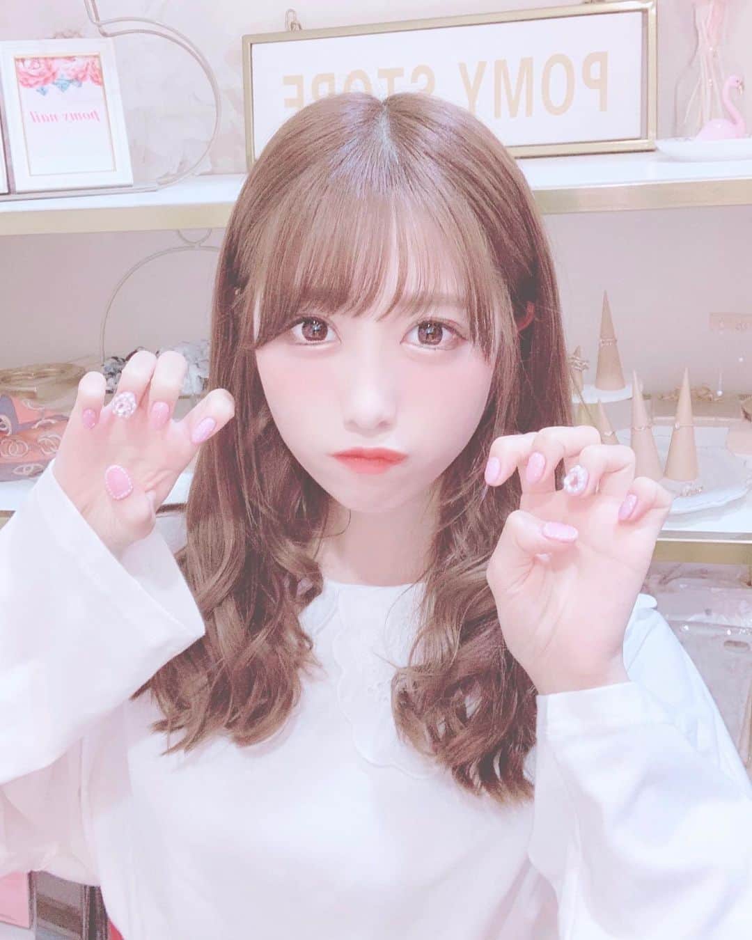 田口未彩のインスタグラム：「🎀 . . pomynailでネイルしてきた〜☺️💗 . かわいいすぎる、お気に入り！ . 新宿西口にあるよ！ ( @pomynail ) . . . #pomynail #nail #newnail #ネイル #ポミーネイル #ハートネイル #ハートパーツネイル #ピンクネイル #キラキラネイル #パーツネイル #量産ネイル #量産型ネイル #ピンク加工」
