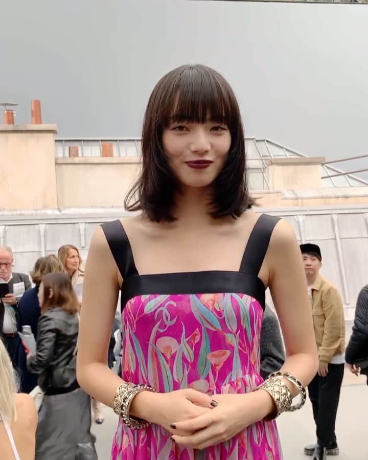 のインスタグラム：「インタビュー：「シャネル」のショーに来場した小松菜奈に今季で1番お気に入りのピースを聞きました🎤 ﻿ ﻿ 小松菜奈の他、「WWD JAPAN.com」はBLACKPINKのJENNIE、パク・スジュ、カロリーヌ・ド・メグレに動画インタビューを行いました。動画全編と日本語訳はストーリーまたはプロフィールのリンクから🔗﻿ ﻿ #CHANELspringsummer #PFW #JENNIE #BLACKPINK #JENNIEchanelweek  #JENNIExchanel #シャネル #小松菜奈 #soojoopark #nanakomatsu #CAROLINEDEMAIGRET #カロリーヌドメグレ ﻿#konichan #konichan7」