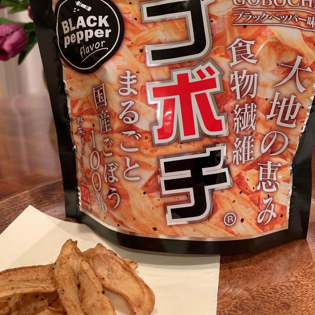 のインスタグラム：「九州から戻って来ました〜 宮崎の友人にもらったゴボチをおつまみに飲んでます🍾 美味しい！」