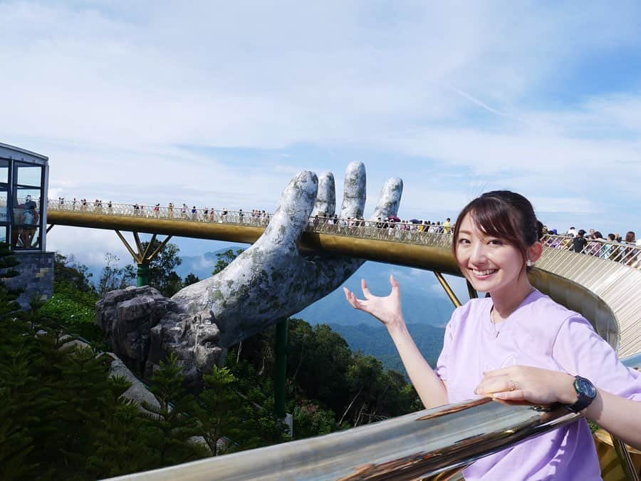 尻無浜冴美のインスタグラム：「神の手❗️ 天空の遊園地❗️ ダナンのバナヒルズが凄かった✨ ダナン中心部からgrab使って1時間ほど、山頂に遊園地があってこのゴールデンブリッジの手は迫力すごかった〜😳✨✨ 行く価値あり👍👍 #ダナン  #ダナン旅行﻿ #ベトナム﻿ #ベトナム旅行﻿ #danangcathedral  #danang #vietnam  #danan #danangtrip ﻿ #vietnamtrip  #バナヒルズ #banahills  #神の手  #thegoldenbridge  #世界の絶景」