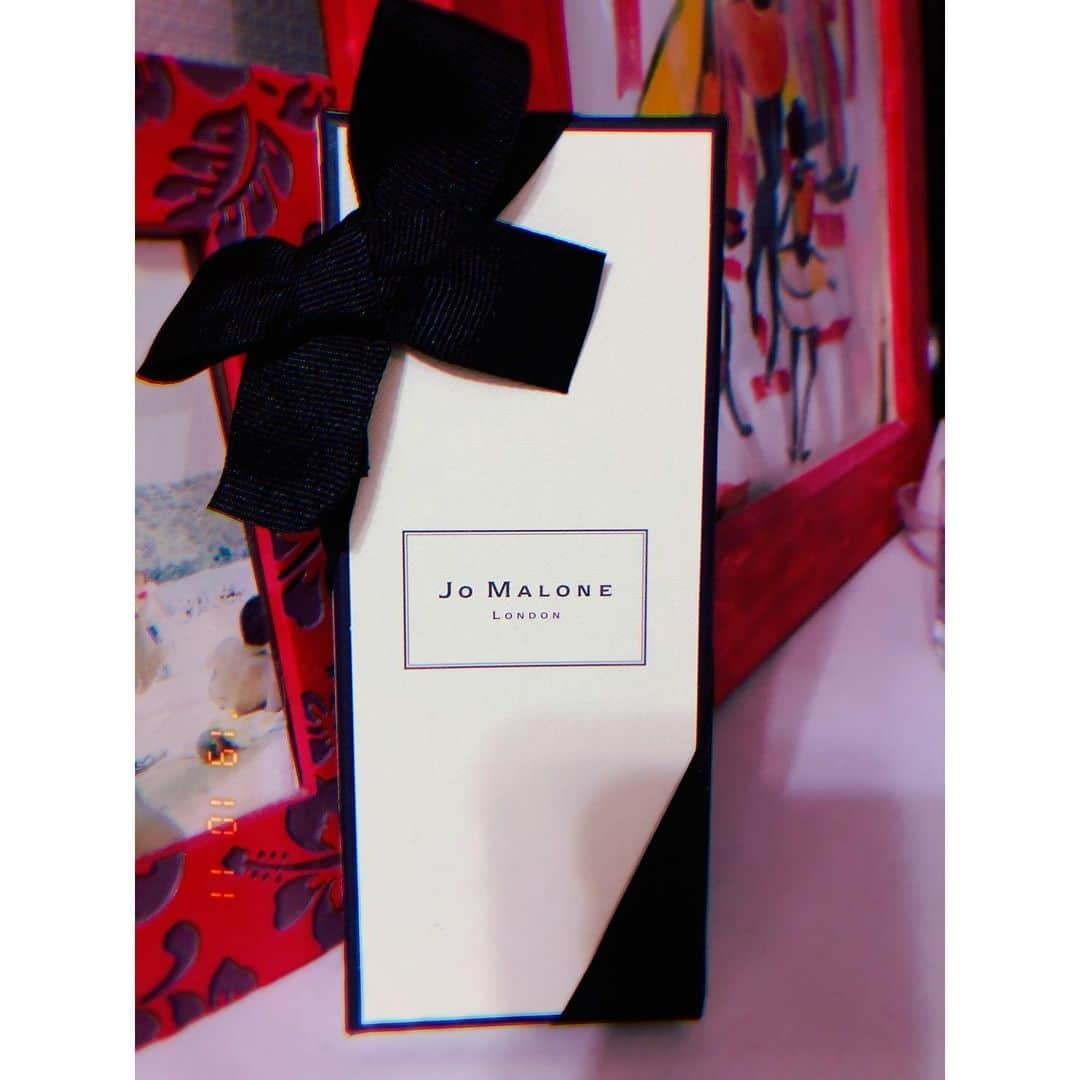 指出瑞貴さんのインスタグラム写真 - (指出瑞貴Instagram)「#jomalone 😊💘💘 @jomalonelondon #englishpearandfreesia  #souvenir  #coconutchocolate #love ❤️❤️❤️ たくさんのお菓子　幸せ 笑笑」10月11日 0時38分 - sashidemizuki