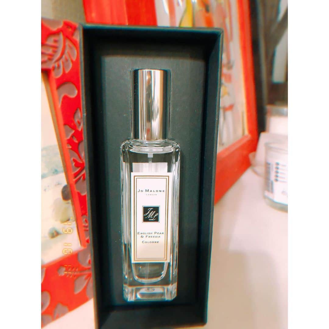 のインスタグラム：「#jomalone 😊💘💘 @jomalonelondon #englishpearandfreesia  #souvenir  #coconutchocolate #love ❤️❤️❤️ たくさんのお菓子　幸せ 笑笑」