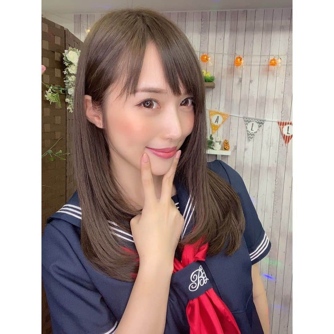 岡英里さんのインスタグラム写真 - (岡英里Instagram)「事務所で配信したときの😂笑 . . 小学生のときに流行った顎ピ✌️ . . #BIGOLIVE #LIVE #LIVE配信 #bigoliver #アイドル #アイドルナイト #japanlivehouse #japapnese #japanesegirls #セーラー服 #コスプレ #jk #顎ピース #世代 #懐かしい #早めのハロウィン #ハロウィン #🎃」10月11日 0時40分 - okaeri0424