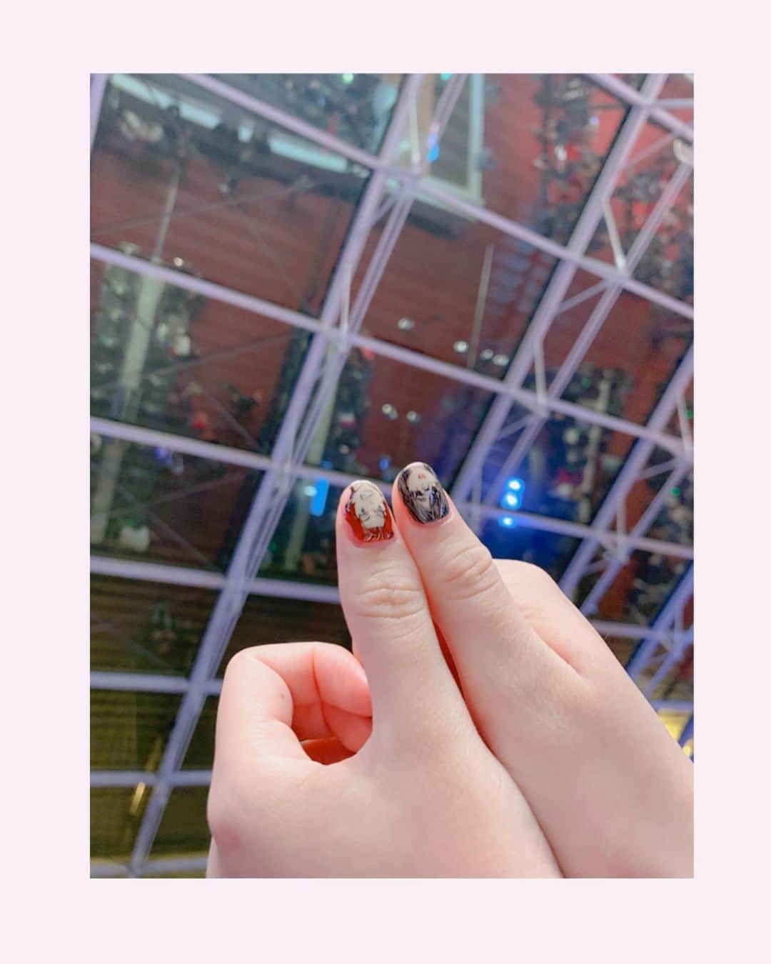 吉岡里帆さんのインスタグラム写真 - (吉岡里帆Instagram)「無事に日本へ着けるのか…怖いですね。 シッチェス映画祭が終わり帰国します。  #herbluesky #空の青さを知る人よ @soraaoproject  #スタッフさんのお爪」10月11日 0時45分 - riho_yoshioka