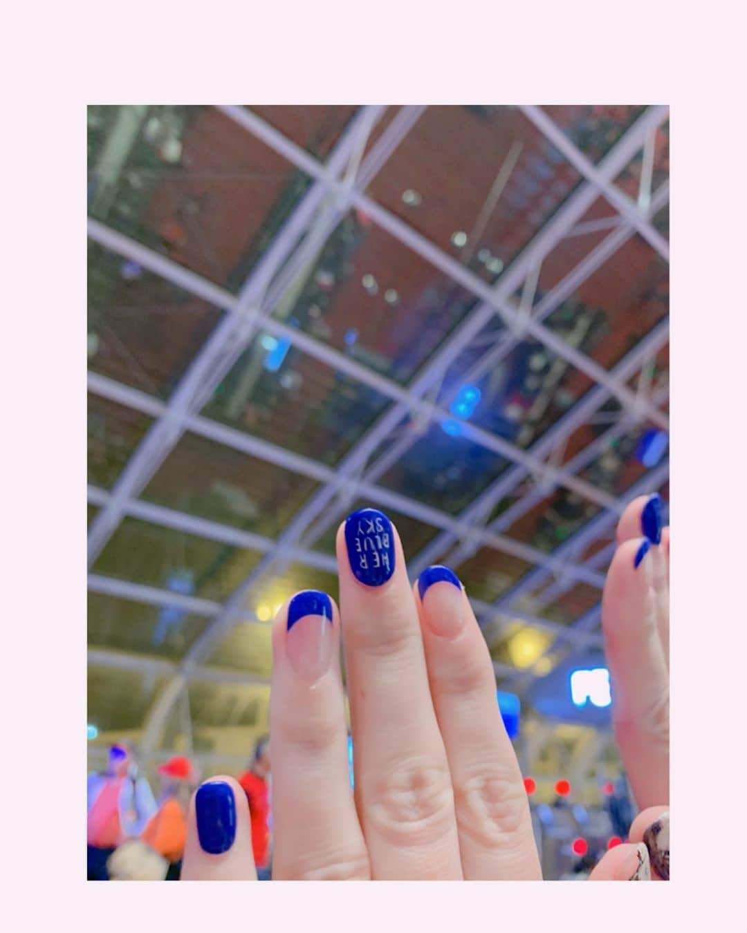吉岡里帆さんのインスタグラム写真 - (吉岡里帆Instagram)「無事に日本へ着けるのか…怖いですね。 シッチェス映画祭が終わり帰国します。  #herbluesky #空の青さを知る人よ @soraaoproject  #スタッフさんのお爪」10月11日 0時45分 - riho_yoshioka