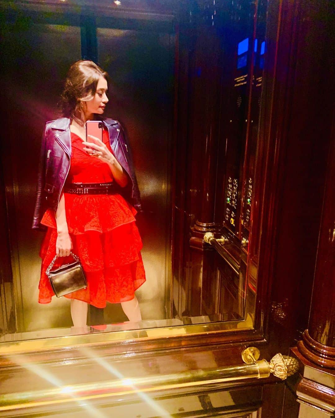 のインスタグラム：「❤️🌹❤️ . #paris #france  #rouge」